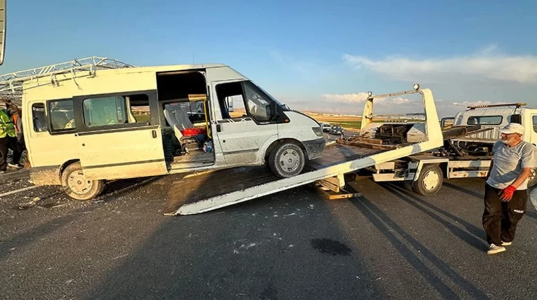 Çorum'da İşçi Servisi Traktör İle Kafa Kafaya Girdi! 1'i Ağır 16 Yaralı