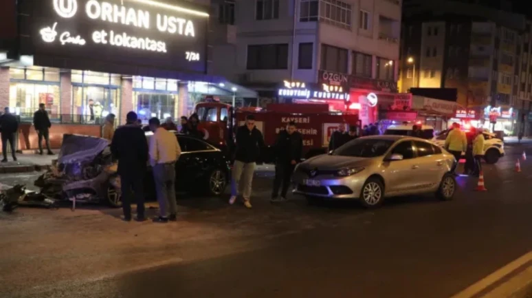 Kayseri'de 15 Yaşındaki Sürücünün Neden Olduğu Kazada 4 Kişi Yaralandı