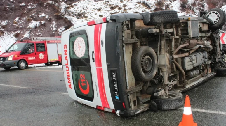 Malatya'da feci kaza: Ambulans ile tır çarpıştı 7 yaralı var