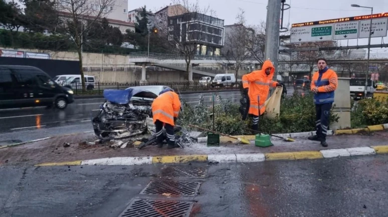 Şişli'de kontrolden çıkan araç kaza yaptı: Araçta yangın çıktı, 2 yaralı