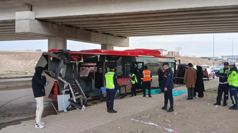 Ankara'da feci kaza: Belediye otobüsü tırla çarpıştı 1 yolcu öldü