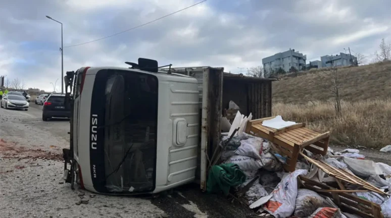 Ankara'da Feci Kaza! Kamyonet 11 Araca Çarptı ve Devrildi