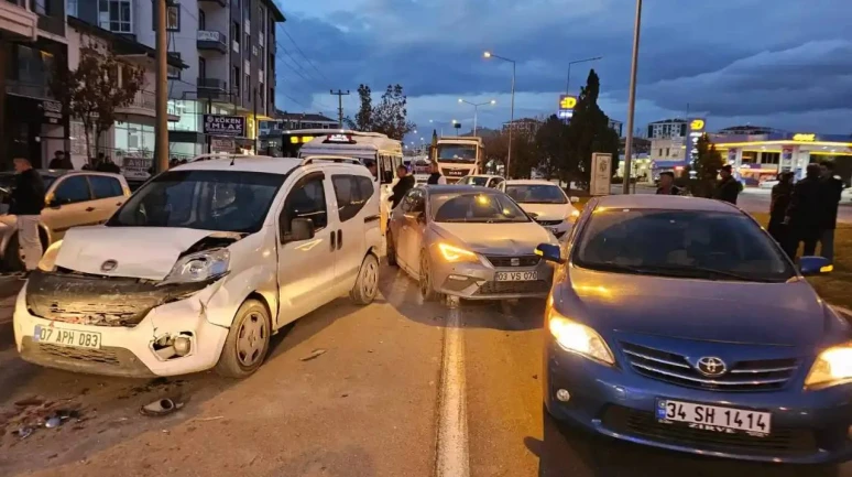 Afyonkarahisar’da Zincirleme Trafik Kazası! 7 Yaralı