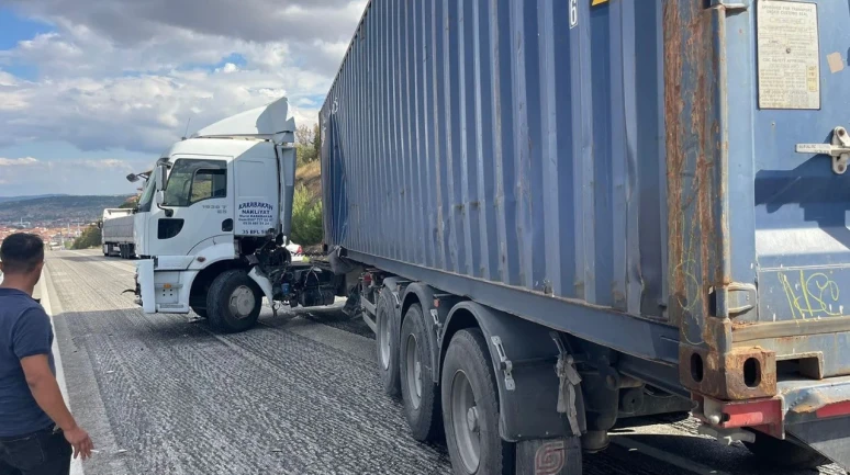 İzmir-Manisa yolunda feci kaza: Bariyerlere giren tır trafiği felç etti