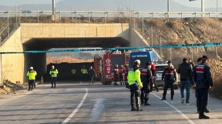 Denizli Pamukkale'de işçi servisi devrildi: 4 ölü, 19 yaralı