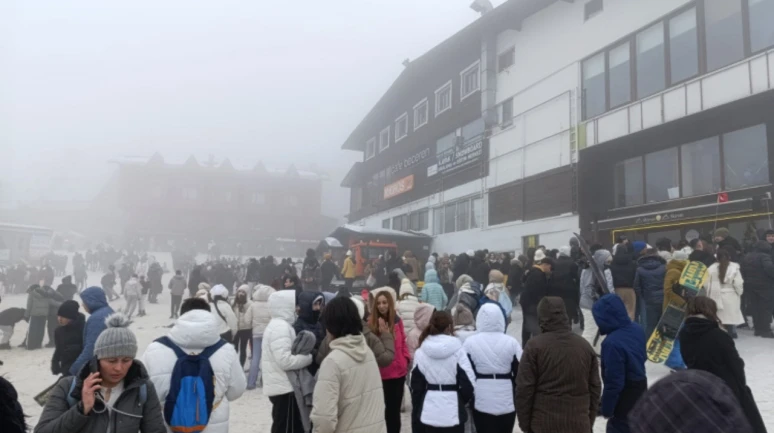 Uludağ’da kar yoğunluğu ve kalabalıklar yükseliyor: Telesiyej kuyrukları uzadı