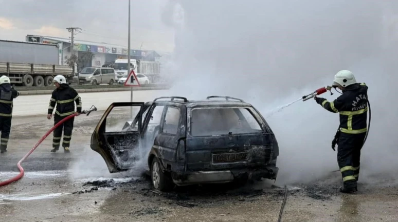 Hatay'da seyir halindeki otomobil alevlere teslim oldu