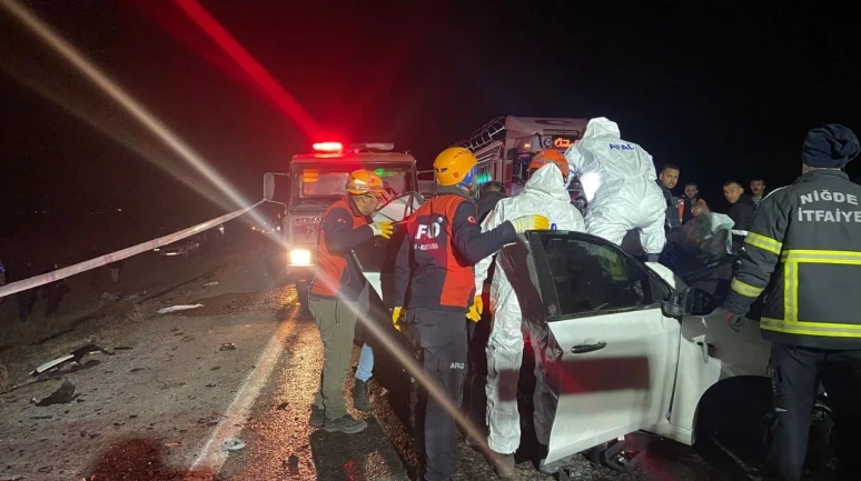 Niğde'de feci trafik kazası: 2 ölü, 1 ağır yaralı