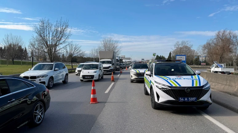 Sakarya'da iki tır çarpıştı: Hurdaya dönen araçtan mucizevi kurtuluş