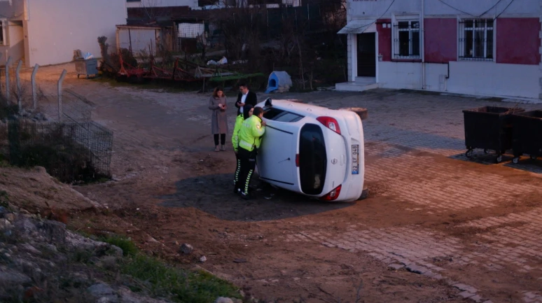 Edirne’de 5 metre yükseklikten uçtu: Otomobilin sürücüsü, emniyet kemeri sayesinde kurtuldu