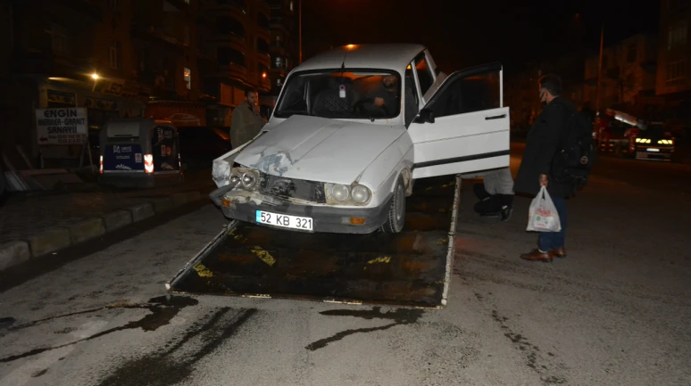 Ünye'de trafik kazası: Park halindeki tarım aracına çarpan otomobilde 2 yaralı