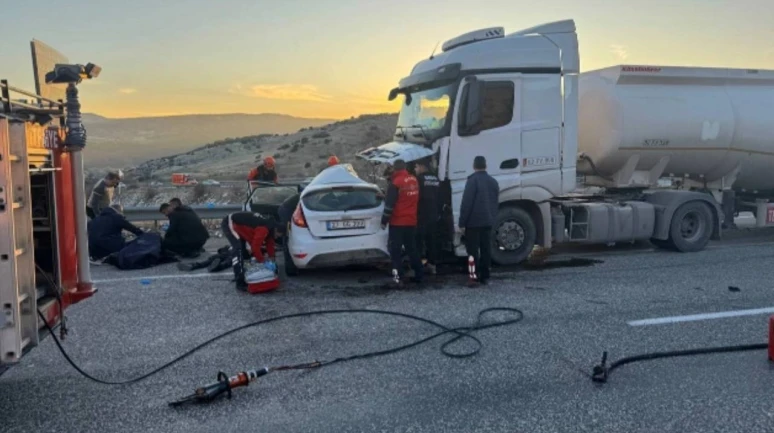 Adıyaman’da feci kaza: Akaryakıt tankeri ve otomobil çarpıştı