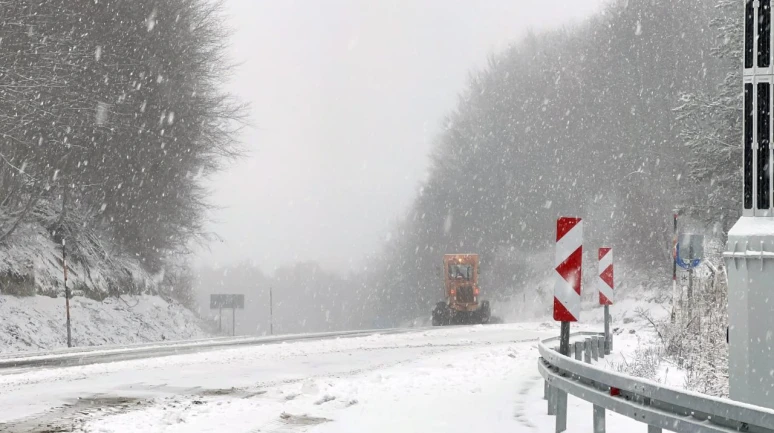 İstanbul'a soğuk hava ve kar yağışı deliyor: Meteoroloji ve AKOM'dan uyarılar