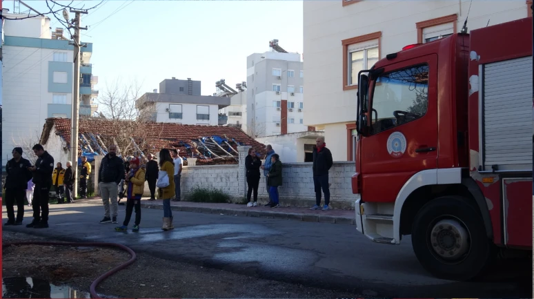 Antalya'da gecekonduda çıkan yangın korku yarattı