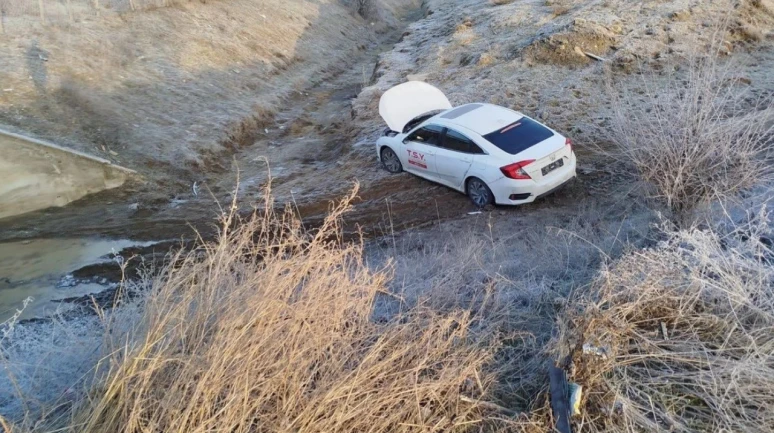 Yağışlı hava kaza getirdi: Eskişehir yolunda otomobil şarampole yuvarlandı