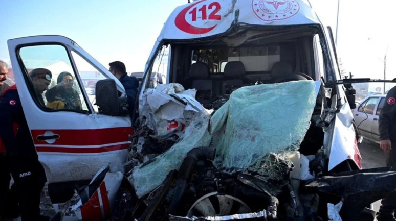 Erzurum’da iki ambulans peş peşe kaza yaptı