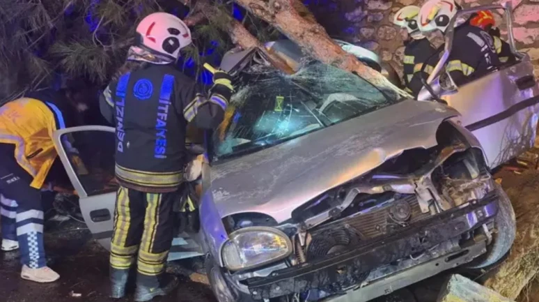 Denizli'de trafik kazası: 2 kişi hayatını kaybetti, 1 yaralı