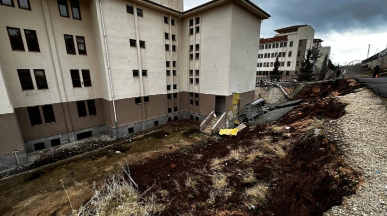 Şanlıurfa'da korku dolu anlar: Okulun istinad duvarı çöktü