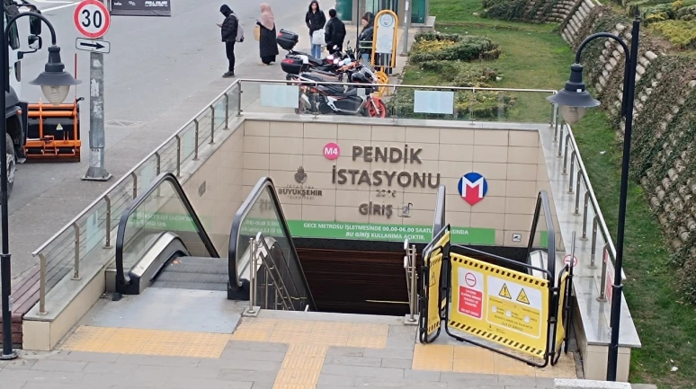 Pendik'te metroda yürüyen merdiven faciası: Yaşlı kadının 3 parmağı koptu