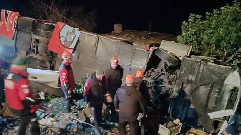 Antalya'da yolcu otobüsü şarampole uçtu: 33 yaralı