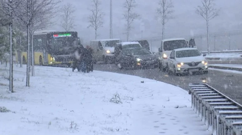 Kar fırtınası kapıya dayandı: 20 il için uyarılar arka arkaya yapılıyor