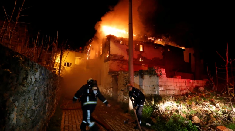 Antalya'da yangın: 150 yıllık tarihi bina küle döndü