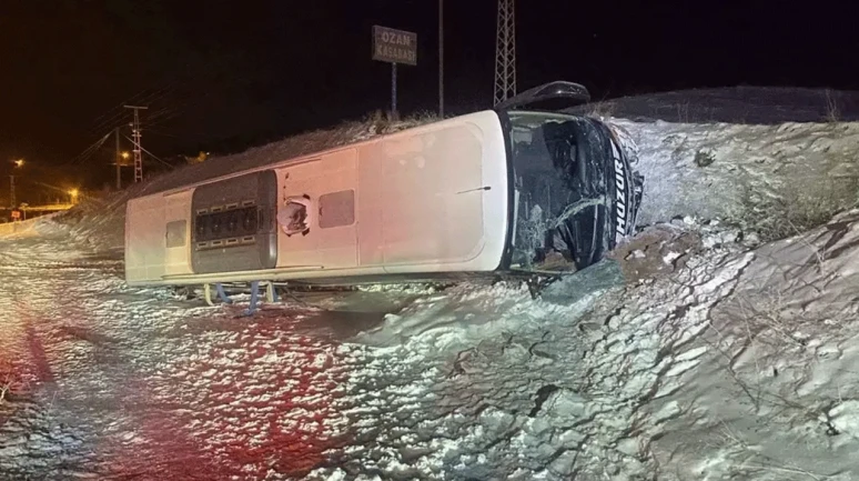 Yozgat'ta korkutan kaza: Yolcu otobüsü şarampole devrildi