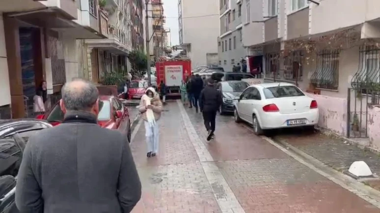 Küçükçekmece'de korkutan anlar: Binanın çatısına yıldırım düştü