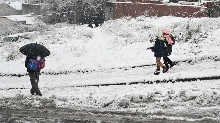 Kar yağışı İstanbul'u esir aldı: Okullar tatil edildi