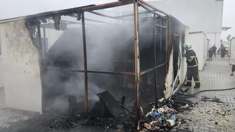 Hatay'da konteyner kentte yangın: 4 konteyner küle döndü