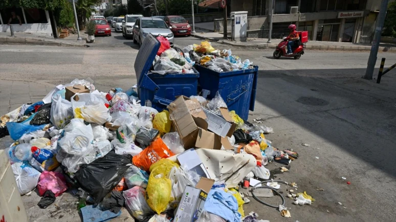 Aydın'da temizlik işçileri işi bıraktı: Sokaklar çöp yığınları ile doldu