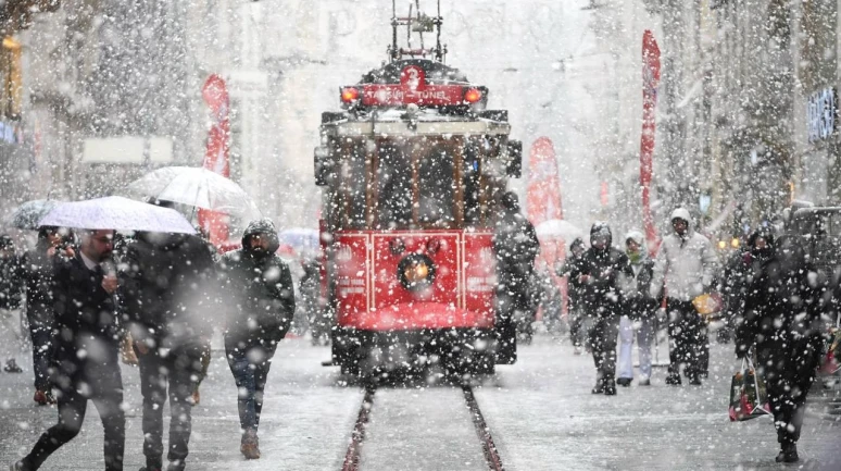 İstanbul beyaza büründü: Kar Yağışı üç gün sürecek