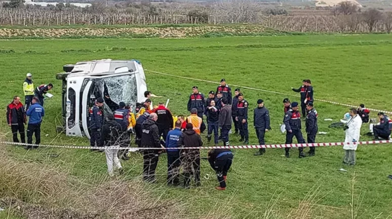 Öğrenci servisi devrildi: 2 ölü 26 yaralı var