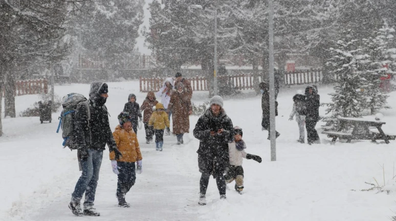 Gözler Ankara Valiliği'nde: Ankara'da yoğun kar yağışı devam ediyor okullar tatil edilecek mi?