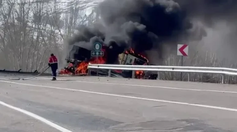 Sivas’ta tIR devrildi, iş makinesi alev aldı: 3 yaralı