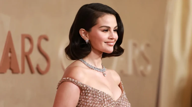 Elbisesinde 16 bin cam parçası var: İşte Selena Gomez'in Oscar elbisesi