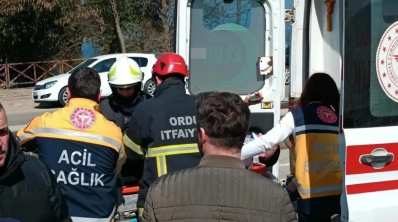 Ünye'de çocuk futbolcuları taşıyana minibüs devrildi: Yaralılar var