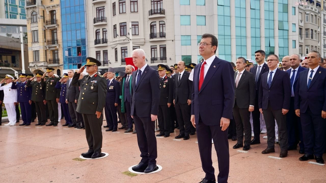 Siyaset Çevresi Taksim Meydanında Bir Araya Geldi