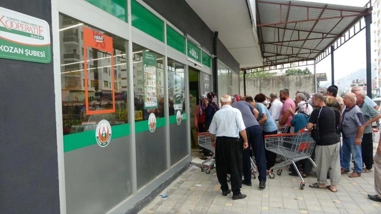 O Marketin Çılgın Teklifi! Sabah Saatlerinde Vatandaşı Kapı Önüne Dikti