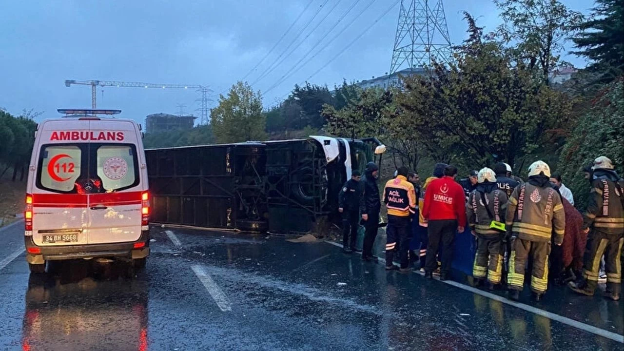 İstanbul'da Yolcu Otobüsü Devrildi! Ölü ve Yaralı Var