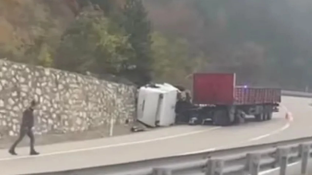 Zonguldak-Ankara Karayolunda Feci Kaza! Tır Resmen İkiye Bölündü