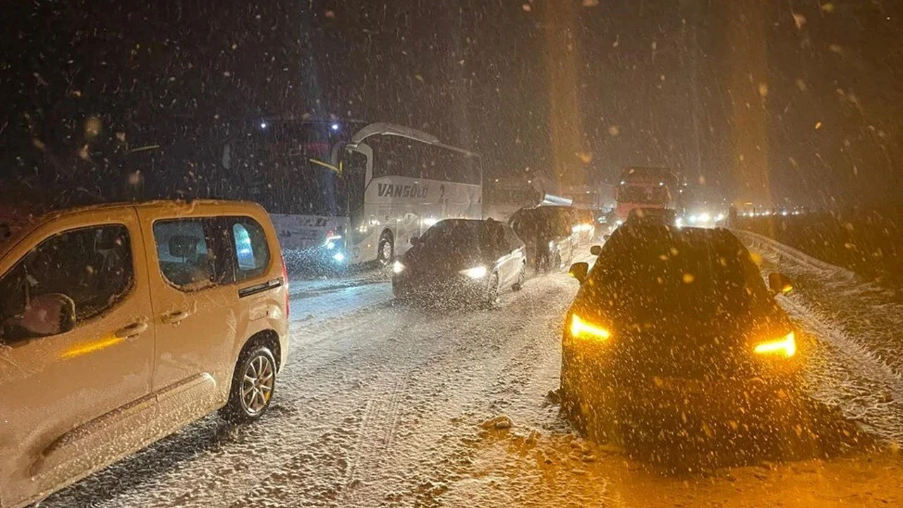 Ulaşıma Kar Engeli! Araçlar Yolda Kaldı, Kazalar Nedeniyle Trafik Durdu