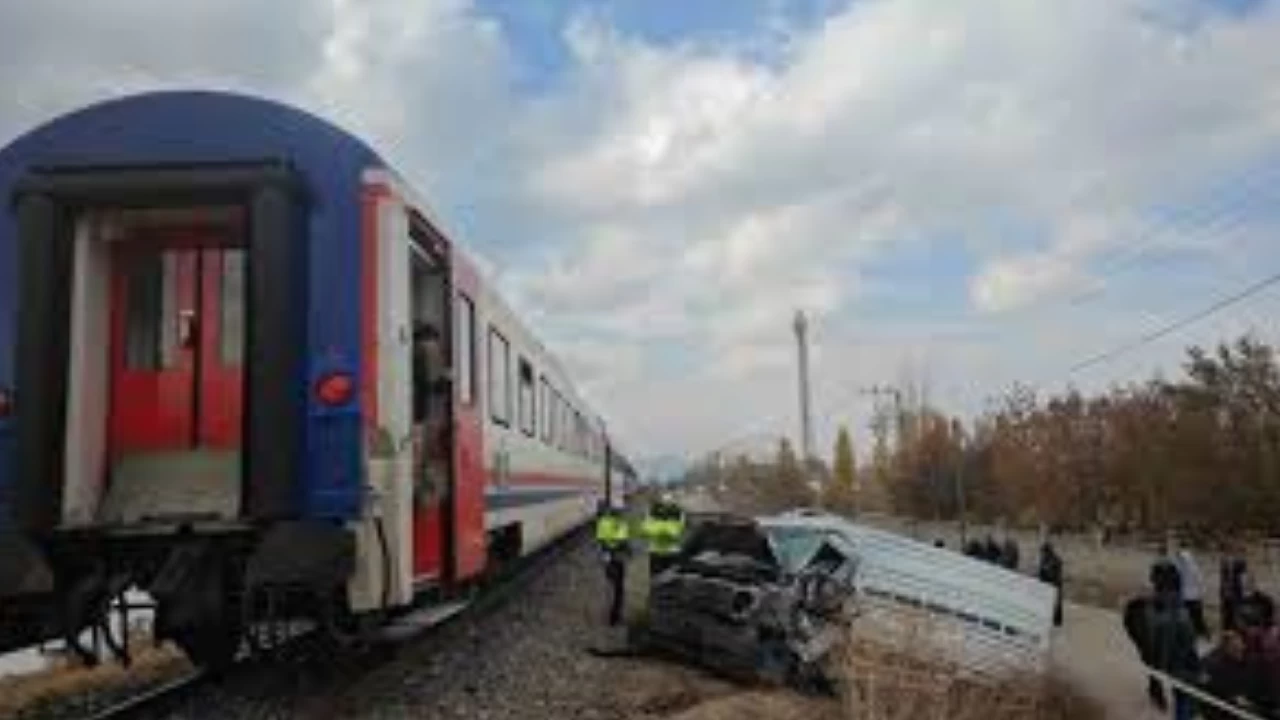 Muş'ta Feci Kaza! Tren Hemzemin Geçitte Kamyonete Çarptı